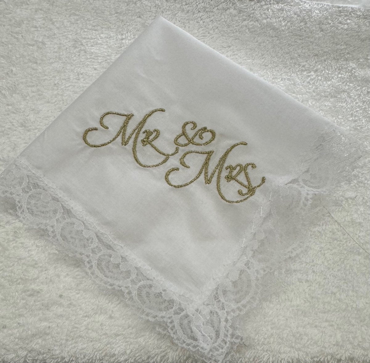 Huwelijks zakdoek met kant geborduurd Mr & Mrs - datum - wit - 2 stuks - Huwelijk -Trouwen