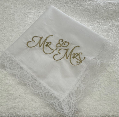 Huwelijks zakdoek met kant geborduurd Mr & Mrs - datum - wit - 2 stuks - Huwelijk -Trouwen
