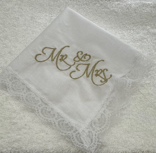 Huwelijks zakdoek met kant geborduurd Mr & Mrs - datum - wit - 2 stuks - Huwelijk -Trouwen