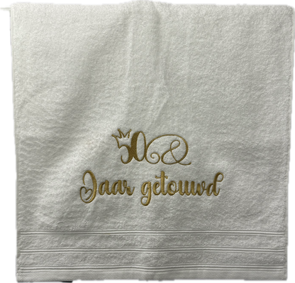 Bad handdoek 50 jaar getrouwd met kroon 100 x 50 cm