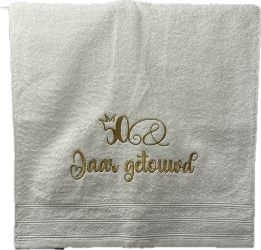 Bad handdoek 50 jaar getrouwd met kroon 100 x 50 cm