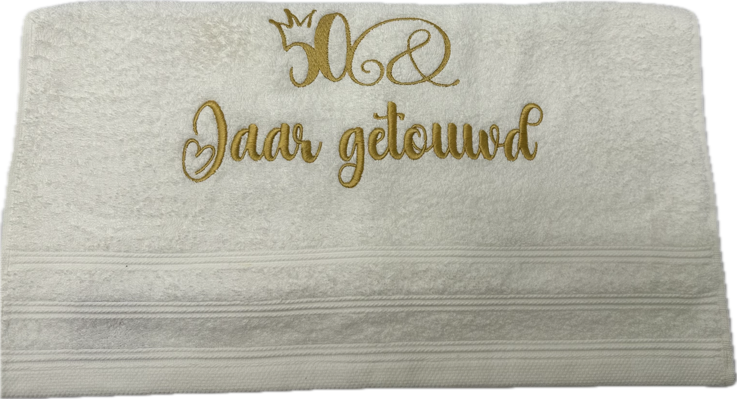 Bad handdoek 50 jaar getrouwd met kroon 100 x 50 cm
