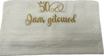 Bad handdoek 50 jaar getrouwd met kroon 100 x 50 cm