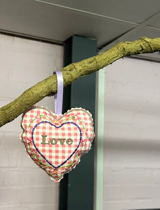 Decoratief geluks-hartje “Love” rood wit ruit