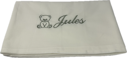 Ledikant lakentje met geborduurde naam